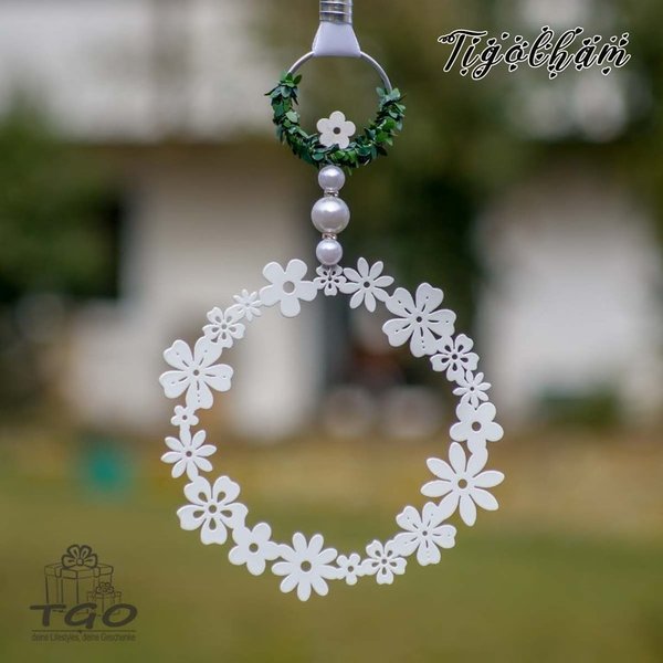 Fensterdeko Blütenring aus Metall 18x70cm weiß mit Perlen Aludraht Band handgefertigt
