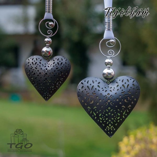 Fensterdeko Herz aus Metall schwarz mit Perlen Aludraht Band handgefertigt